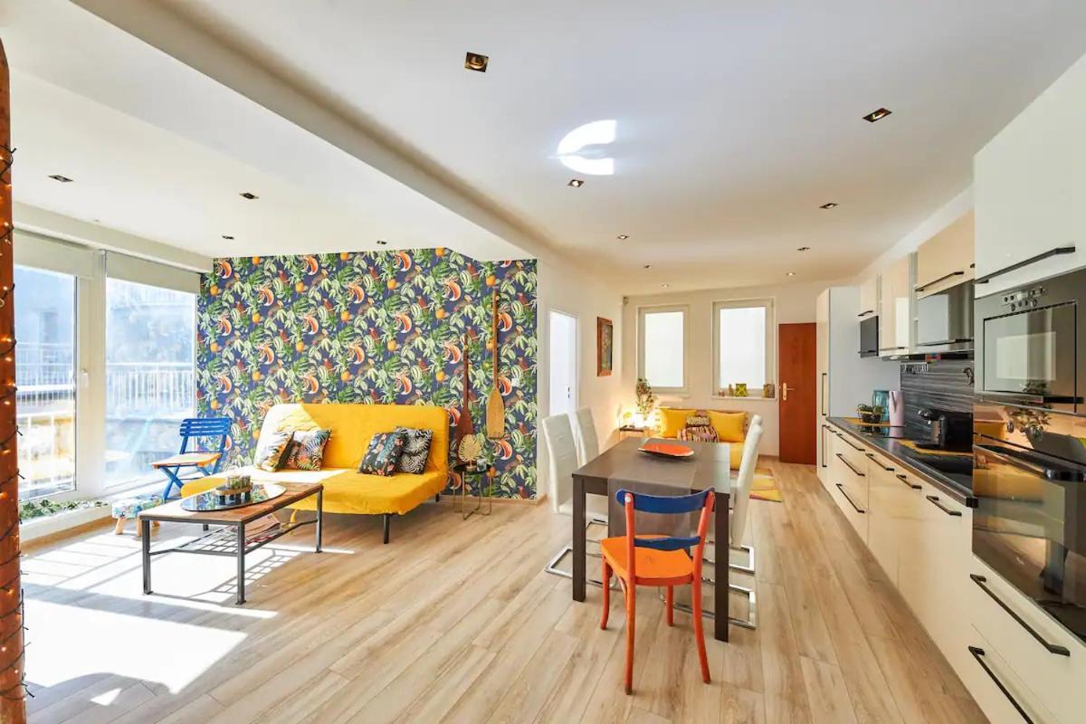 Apartment Stylish Next To Castle, Location *