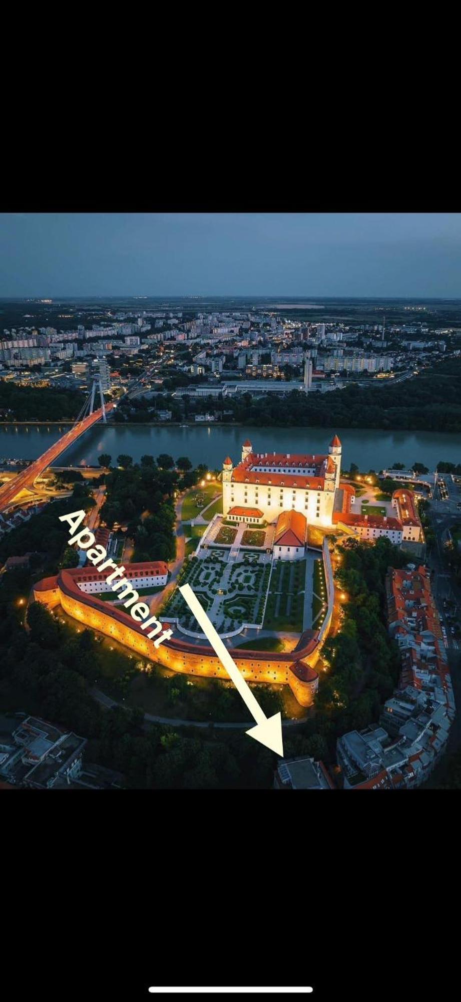 Stylish Next To Castle, Location