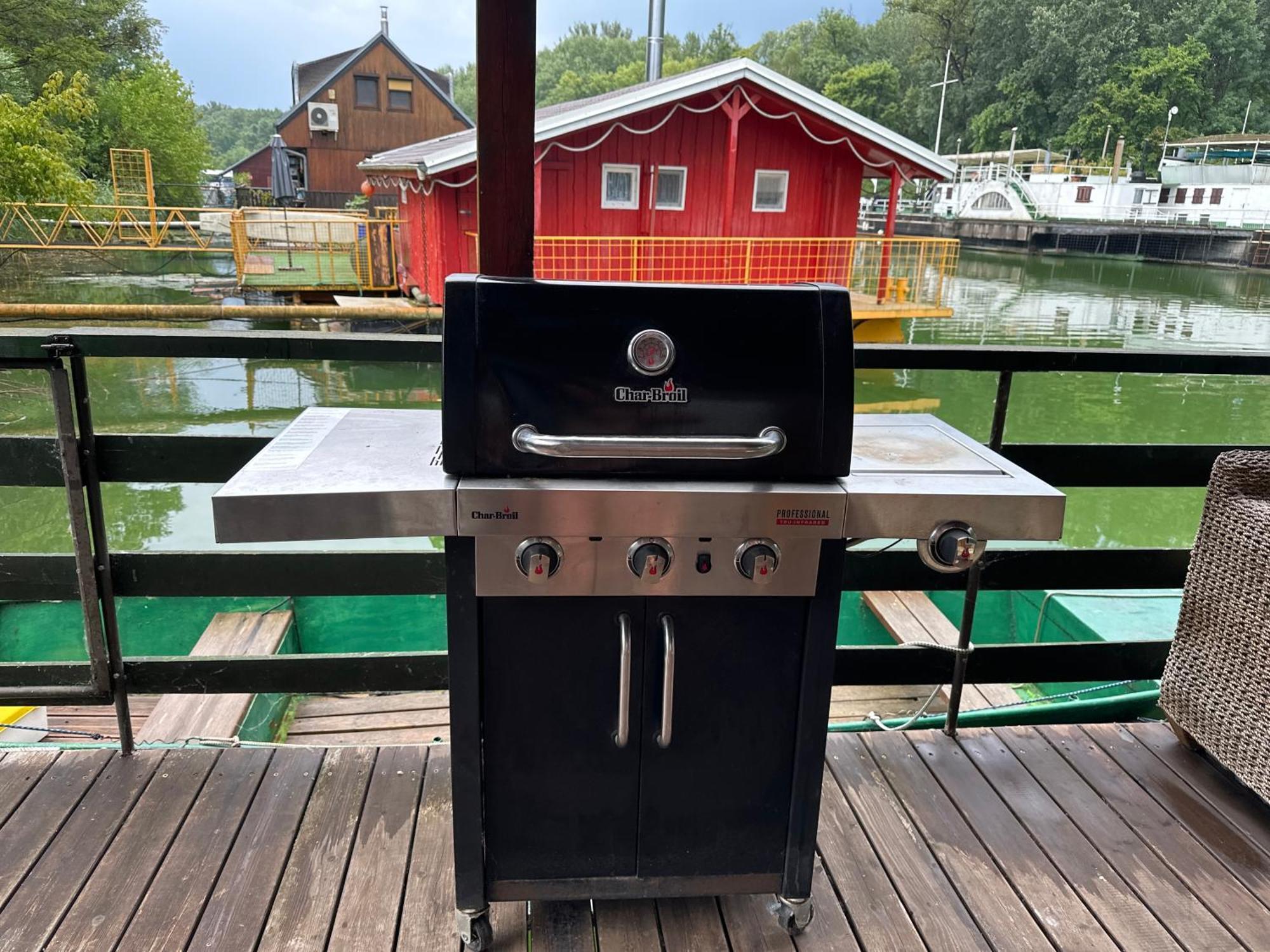 Botel Houseboat - Beacon Of Happiness *