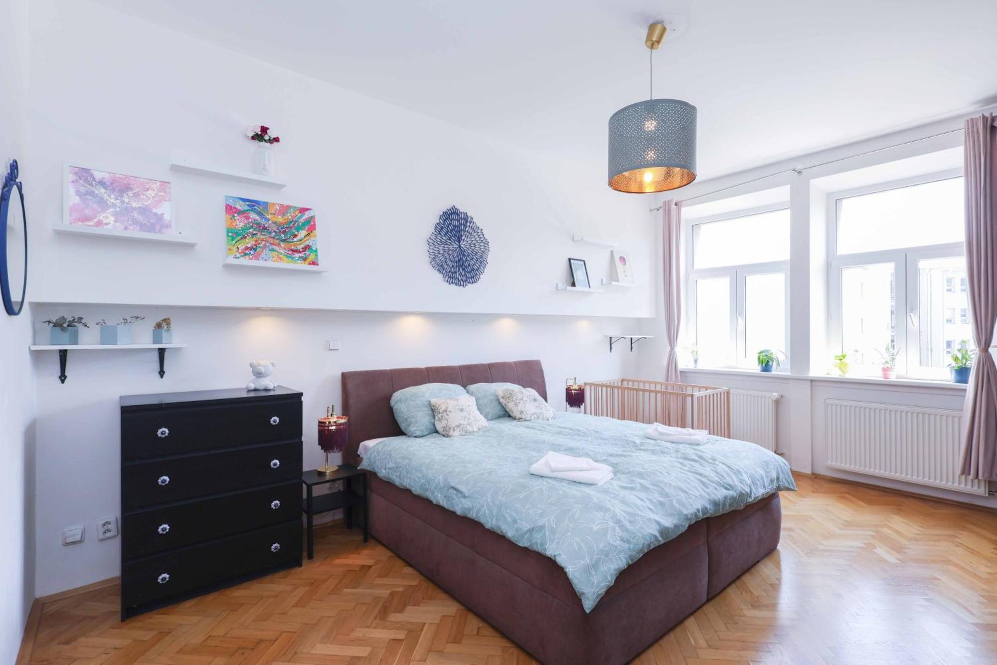 Cozy & Spacious Family Near Train Station *