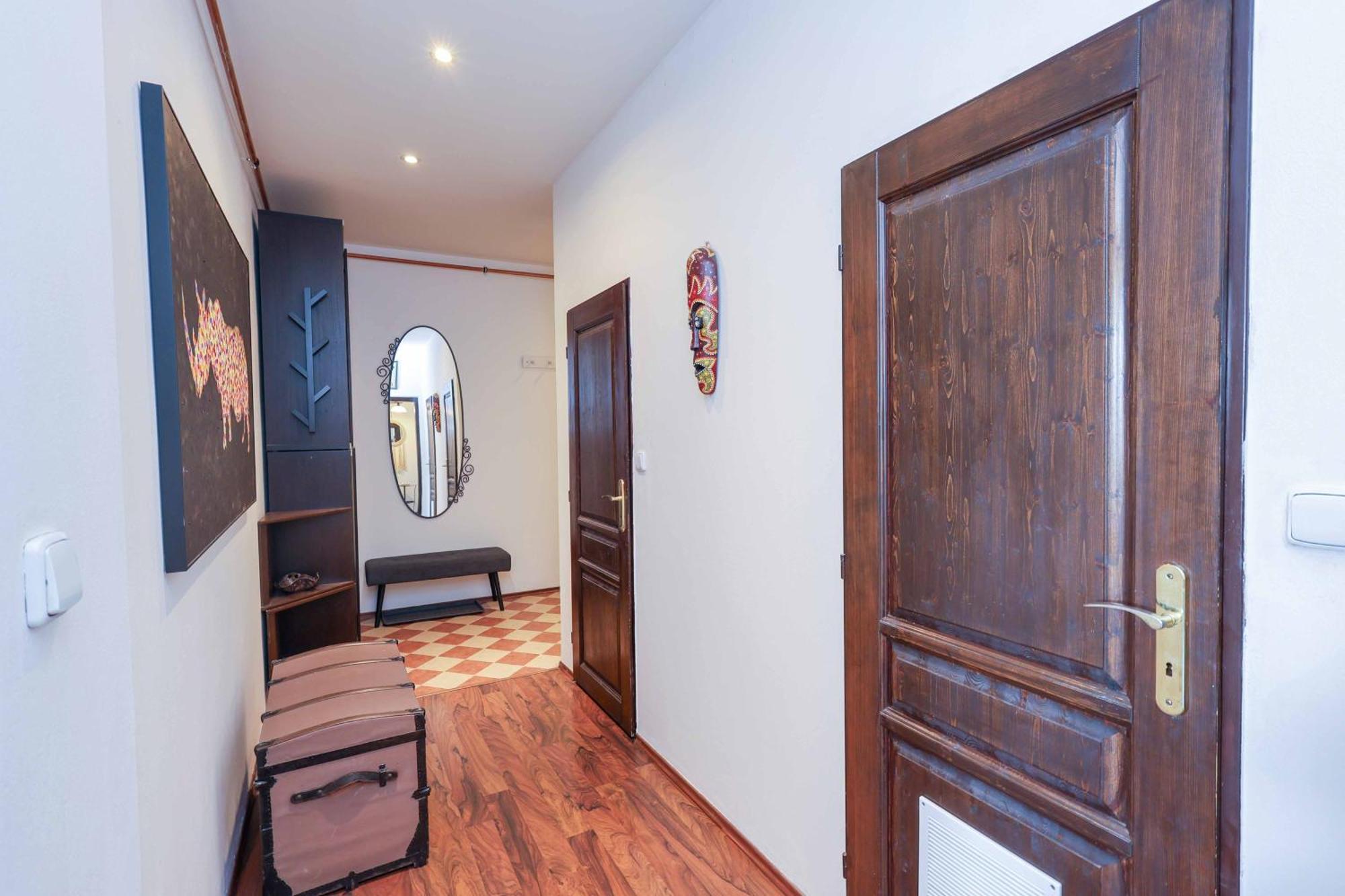 Cozy & Spacious Family Near Train Station