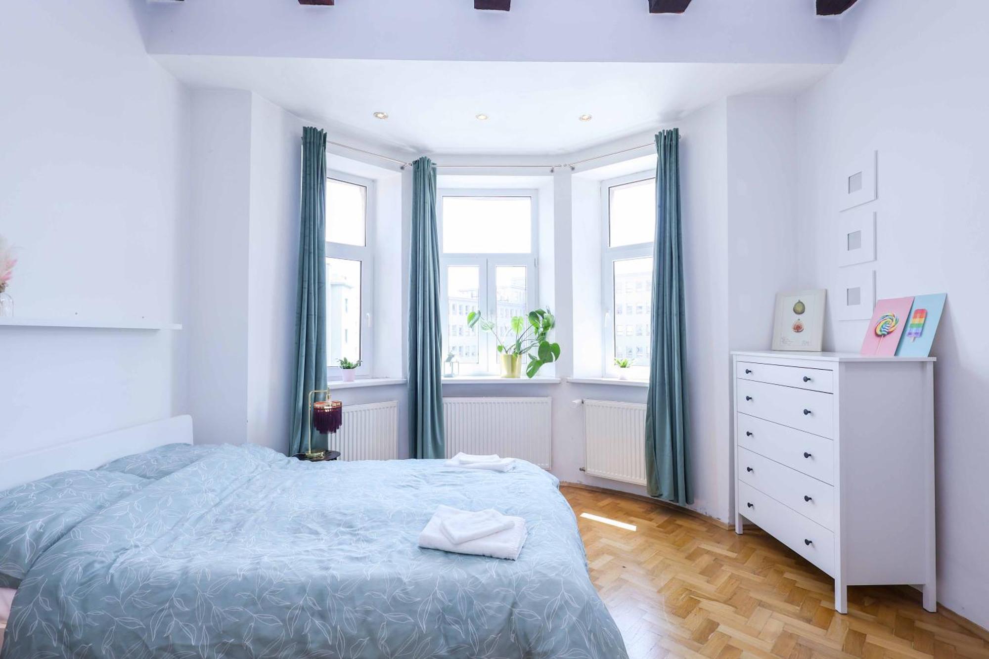 Cozy & Spacious Family Near Train Station *