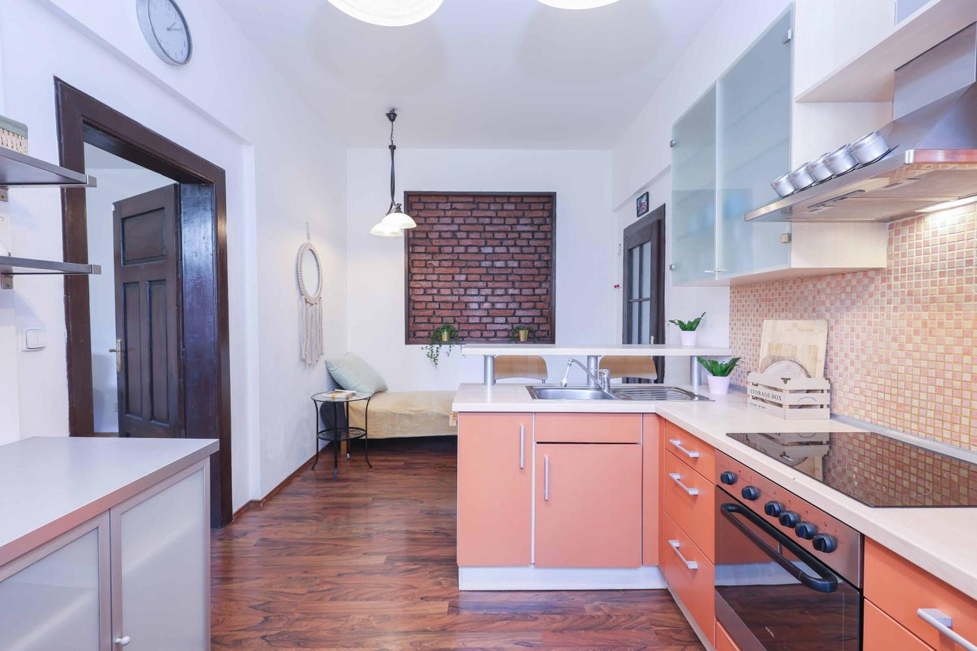 Cozy & Spacious Family Near Train Station *