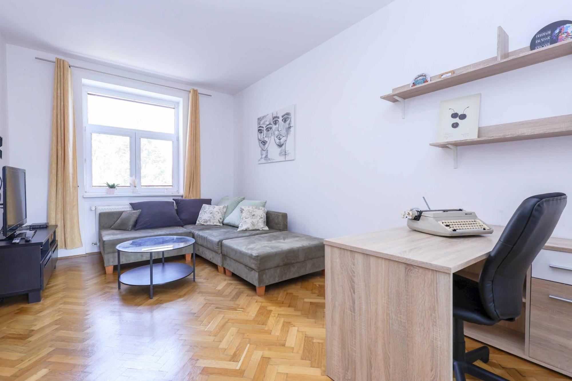 Cozy & Spacious Family Near Train Station Apartmán