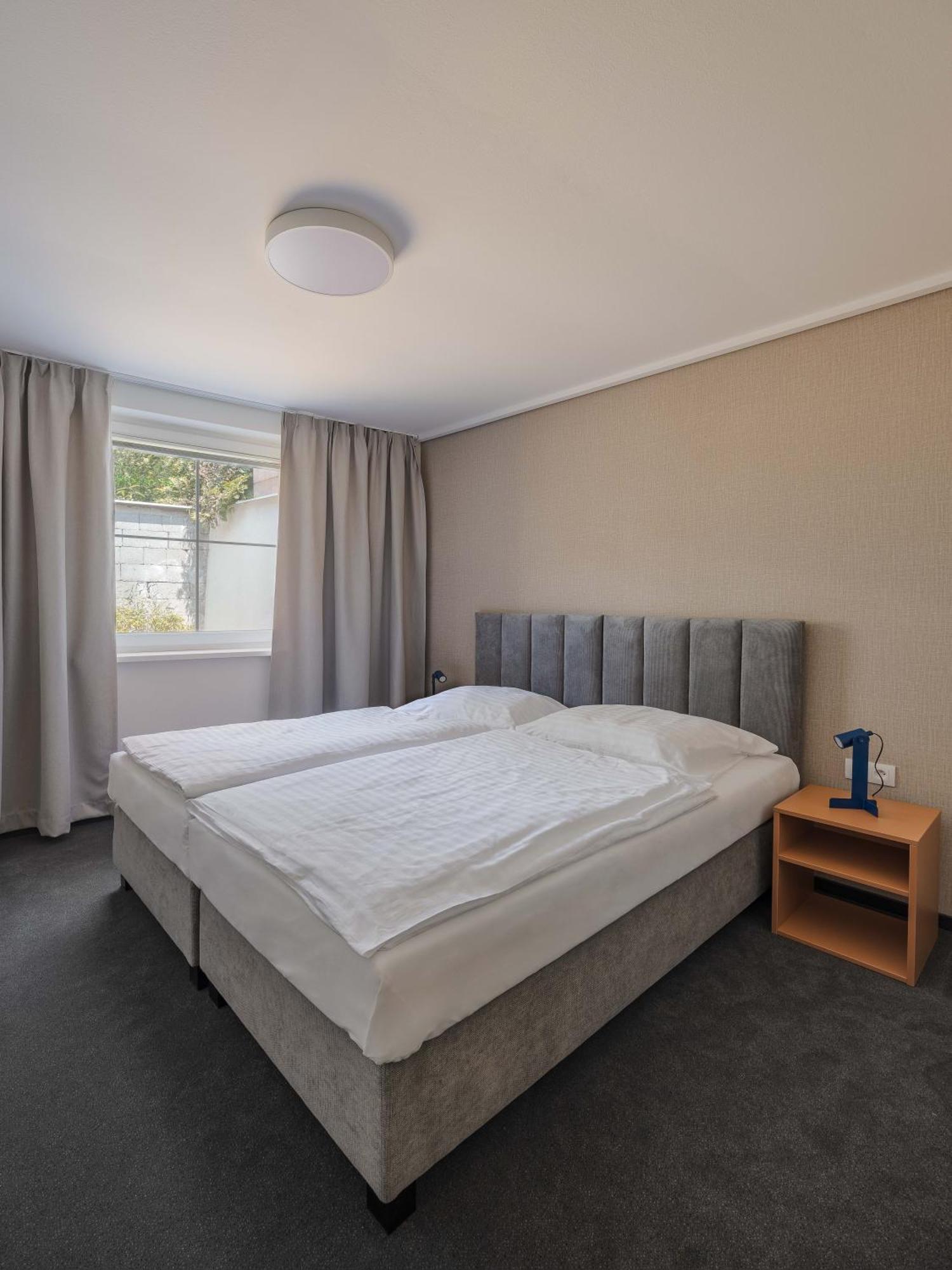 Taxis - New Hotel