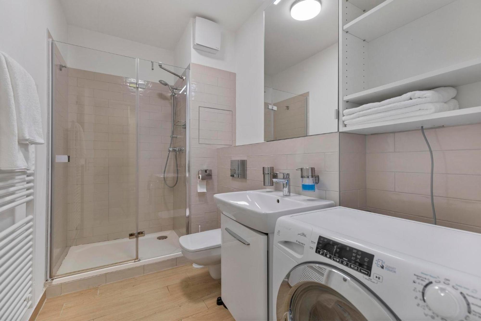 Twin 1 In - With Parking Apartment