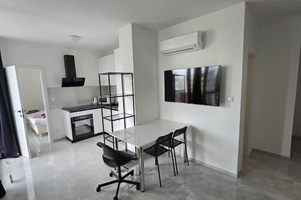 Air Conditioned 2 Vienna Gate, 4 Apartment Bratislava