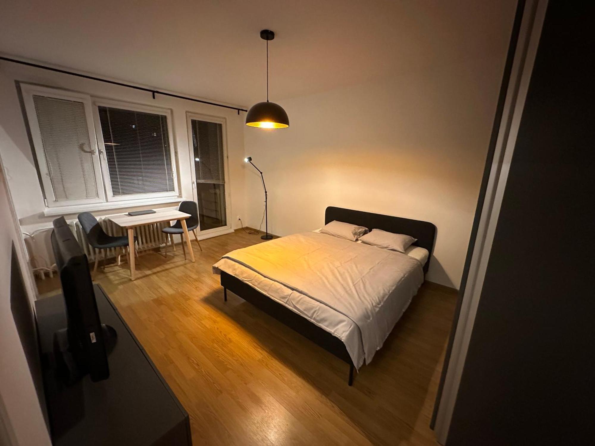Peaceful Relaxation - Free Parking Apartment