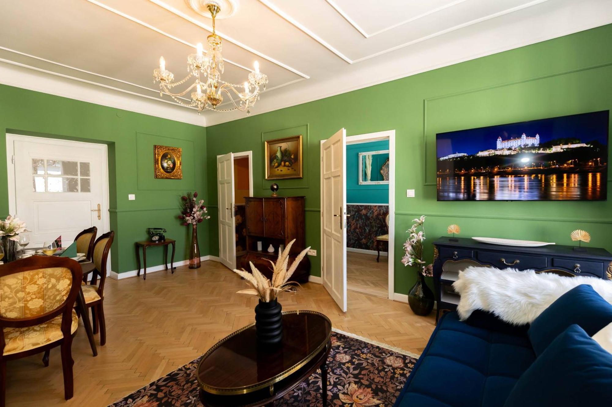 New, Stylish And Spacious Apartment