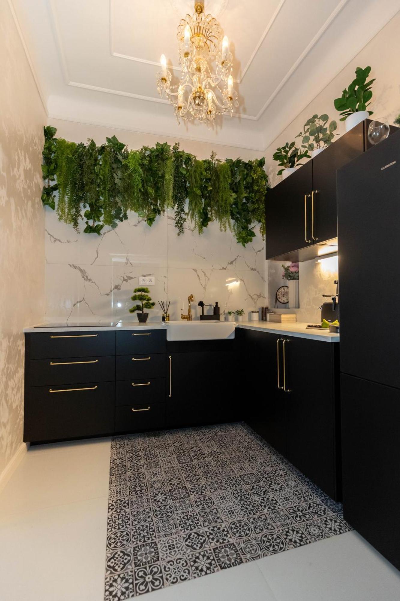 New, Stylish And Spacious Apartment *