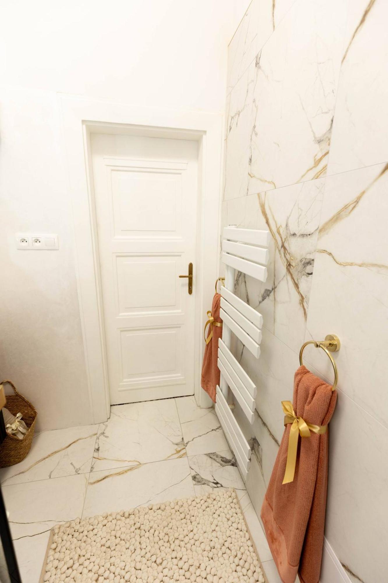 New, Stylish And Spacious Apartment *