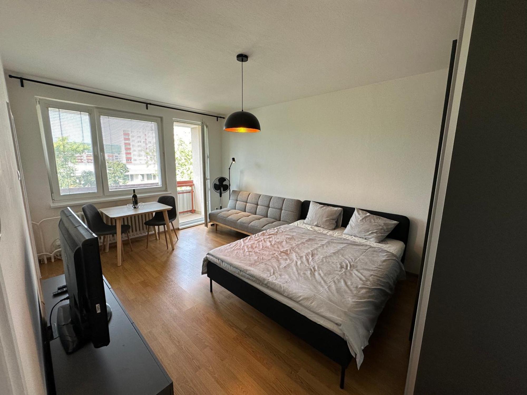 Peaceful Relaxation - Free Parking Apartment