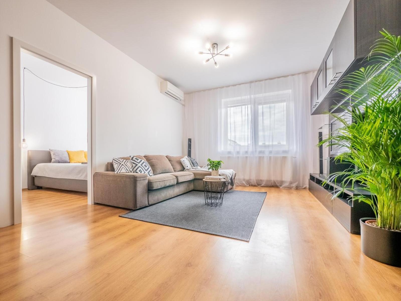 Wonderful Near Center Apartment *