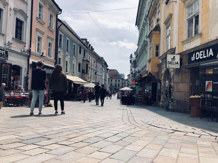Center - Blue Pressburg