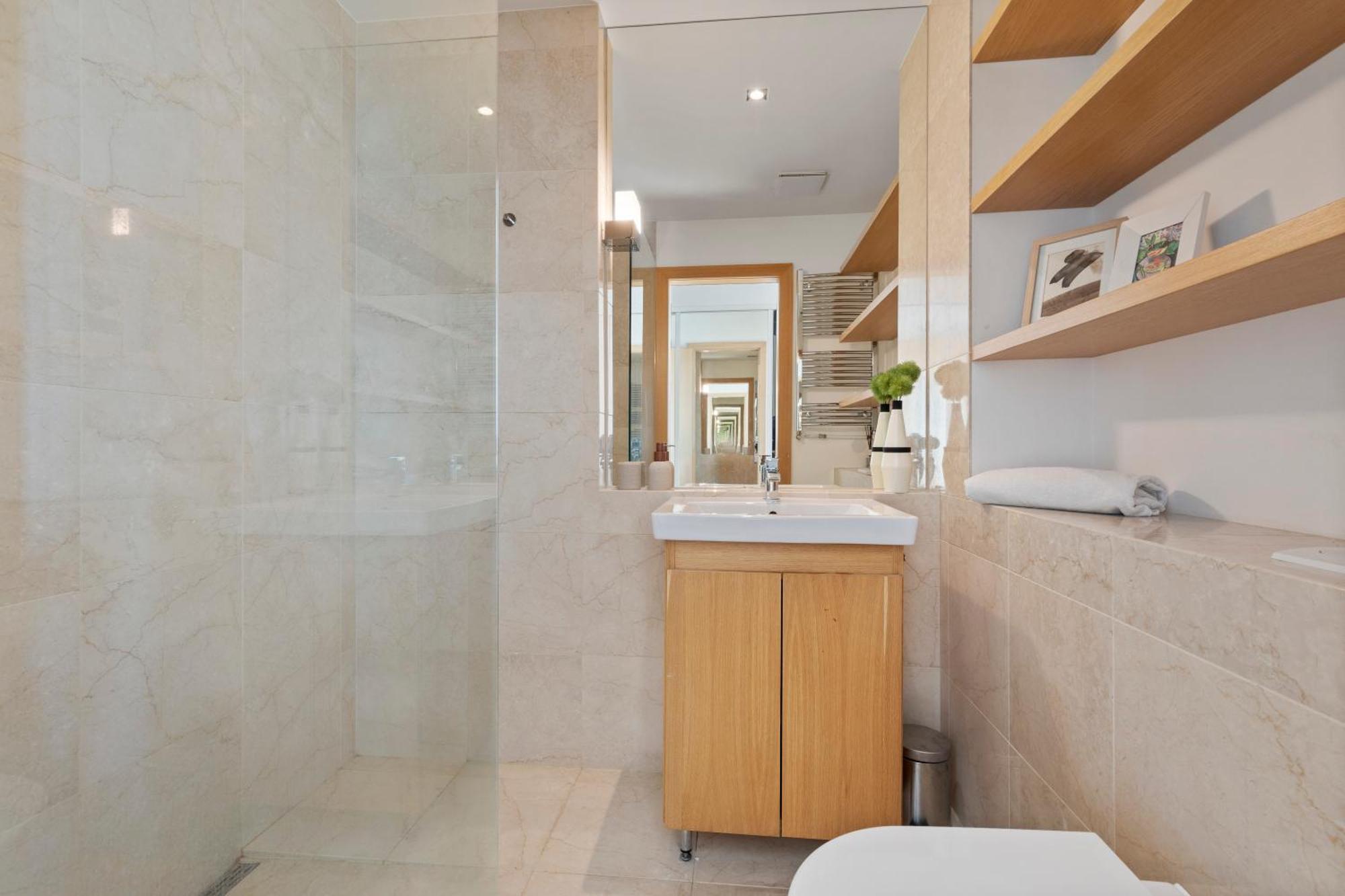 Escape Riverfront 2 Bedroom With Balcony Apartment