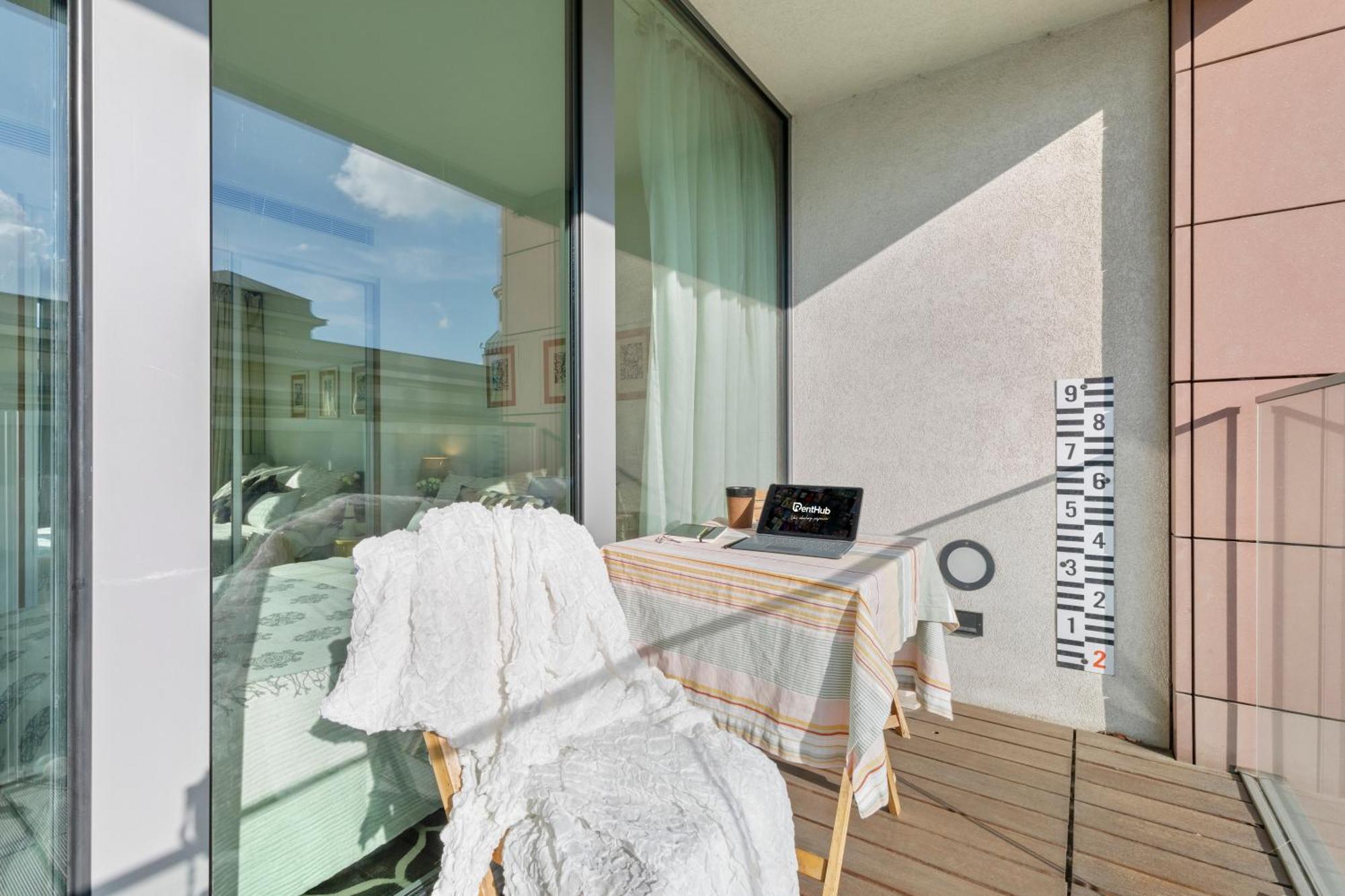Escape Riverfront 2 Bedroom With Balcony Apartment *