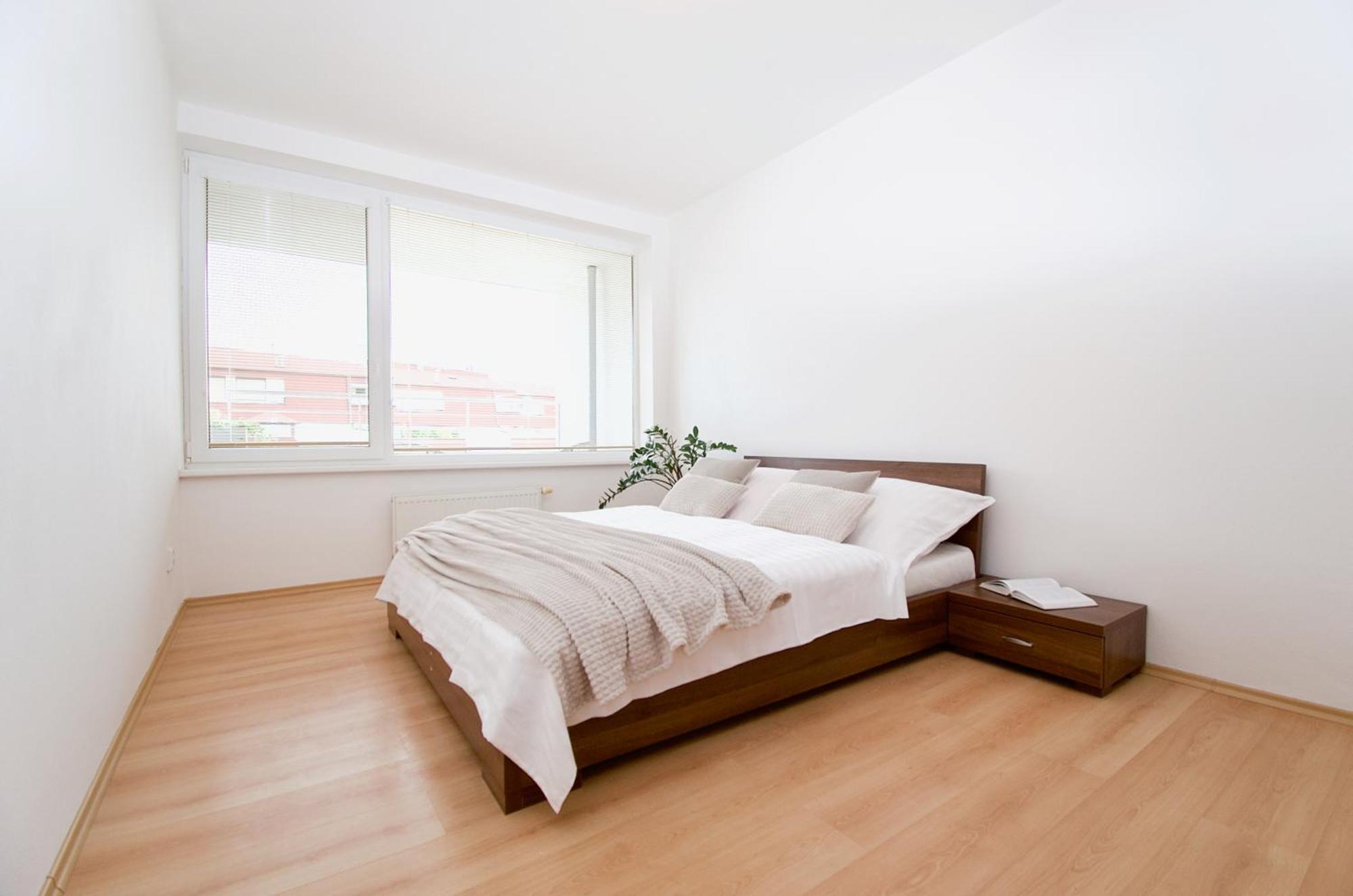 Modern Flat, Balcony, Garage Apartment *
