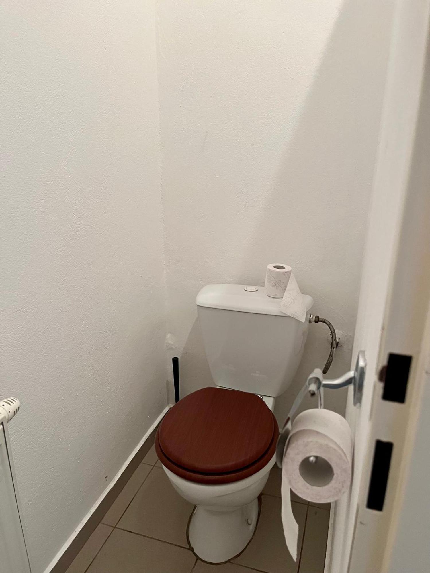 Spacious With Parking Apartment *