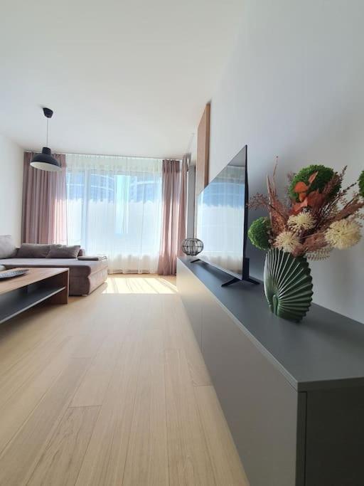 Apartment Modern Apartment With Garage Parking *