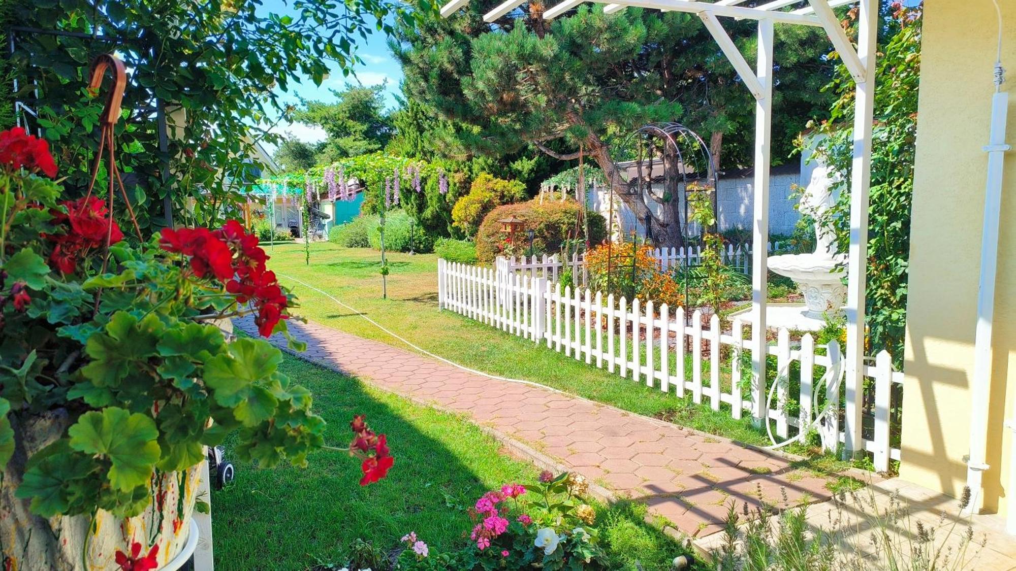 Cozy With Garden In Nhà khách Bratislava