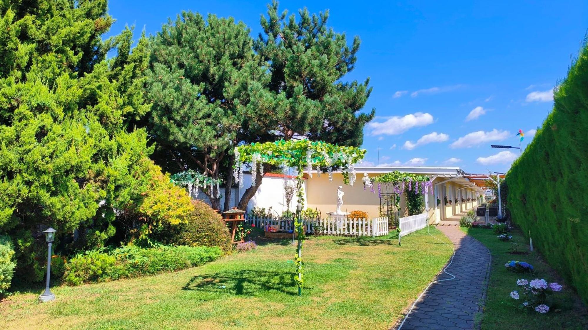 Nhà khách Cozy With Garden In