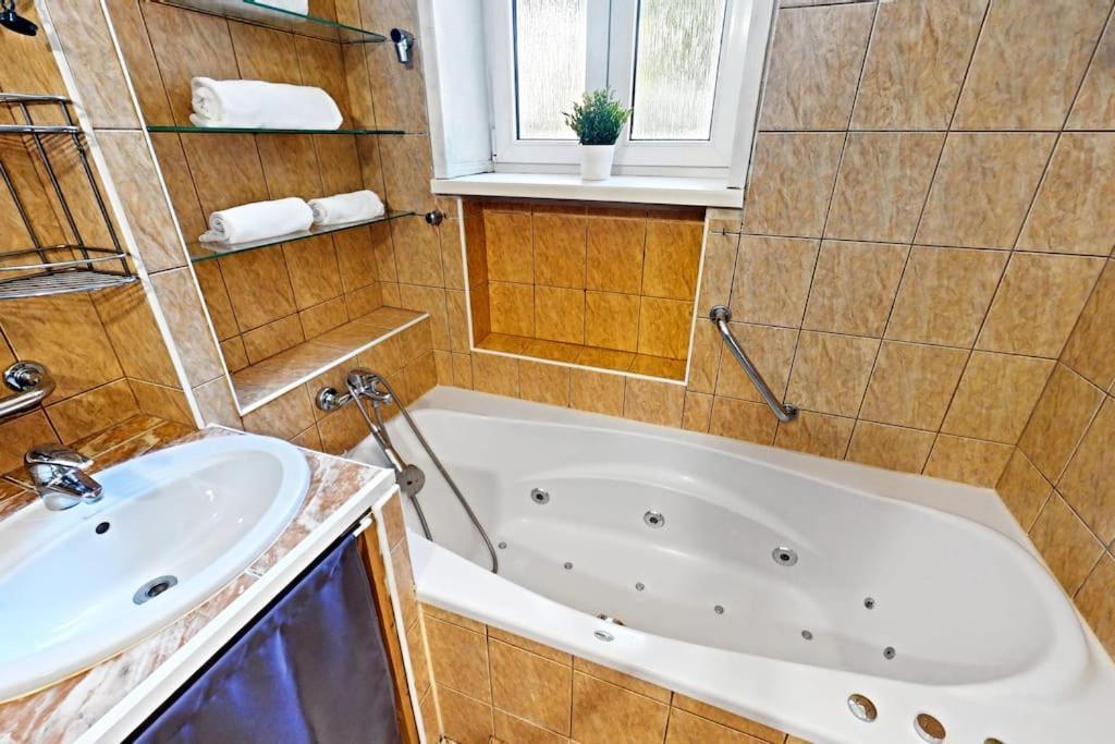 Old Town Gateway Apartment *