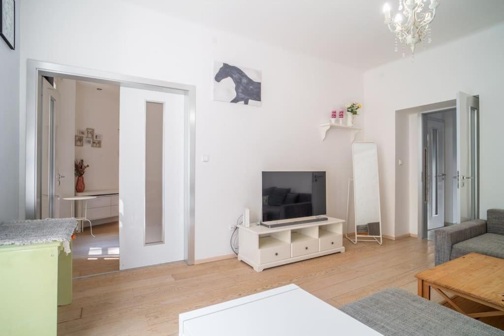 Cozy 2-bedroom Apartment *