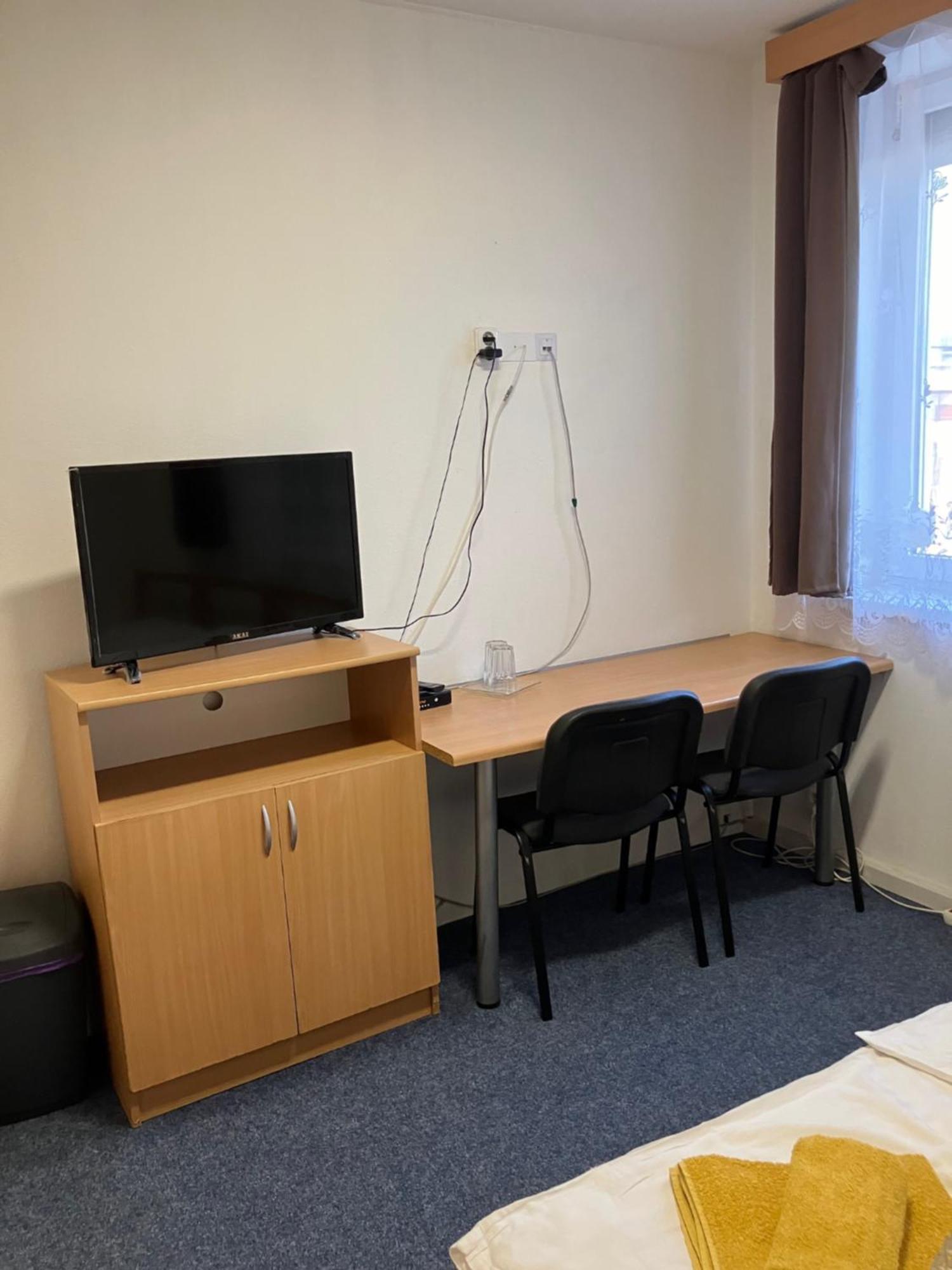 Einsteinova Petrzalka Station Homestay *