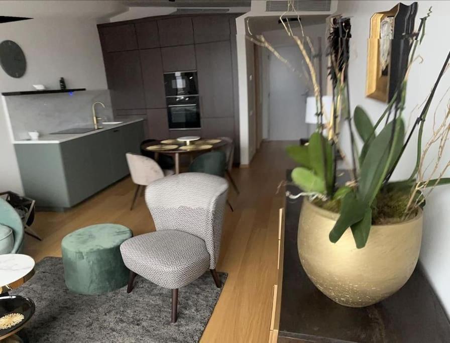 Luxury Flat In Sky Park, Castle View, Free Parking Apartment *