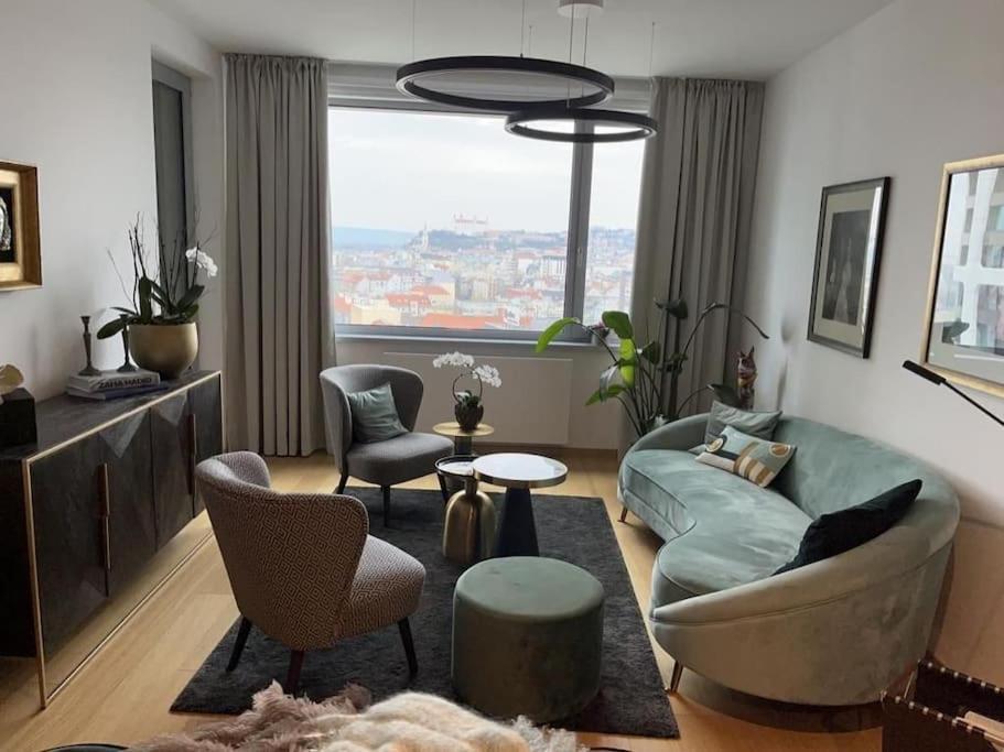 Luxury Flat In Sky Park, Castle View, Free Parking Apartment