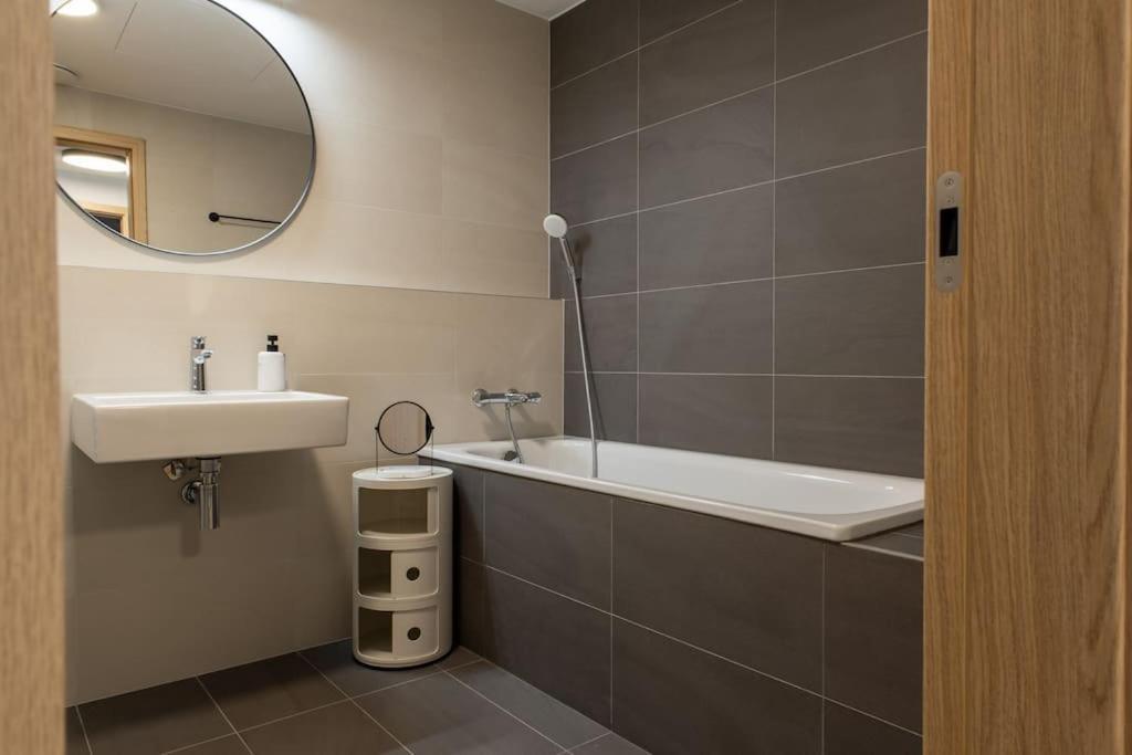 Luxury Flat In Sky Park, Castle View, Free Parking Bratislava