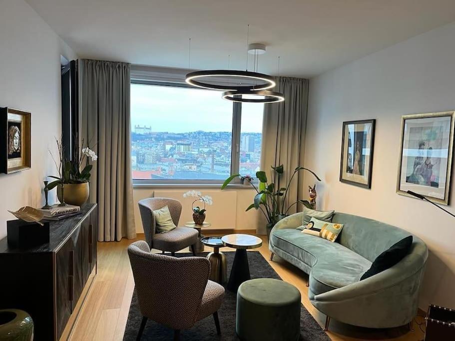 Luxury Flat In Sky Park, Castle View, Free Parking Apartment *