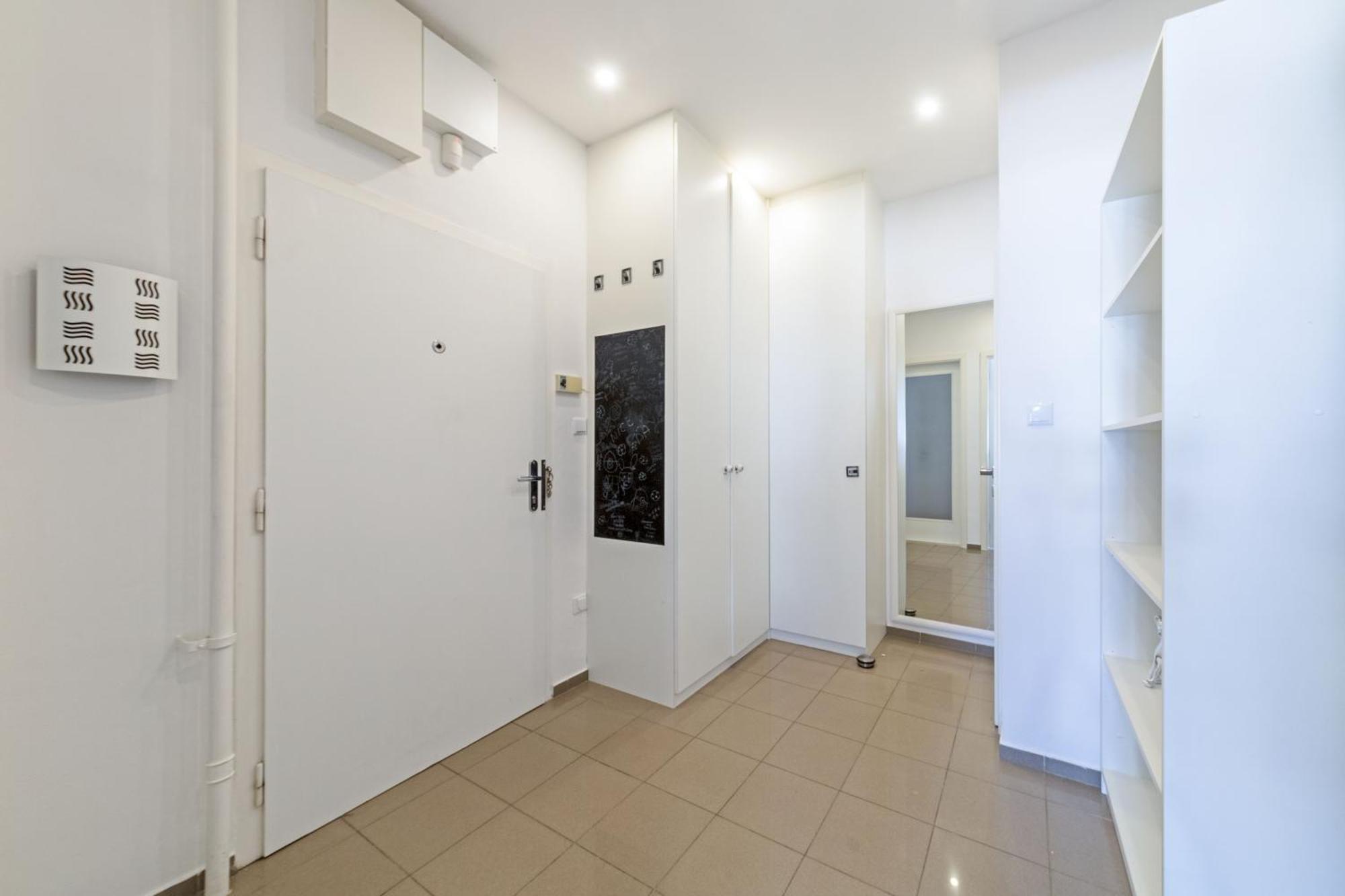 Gorgeous Center In With Free Parking Apartment
