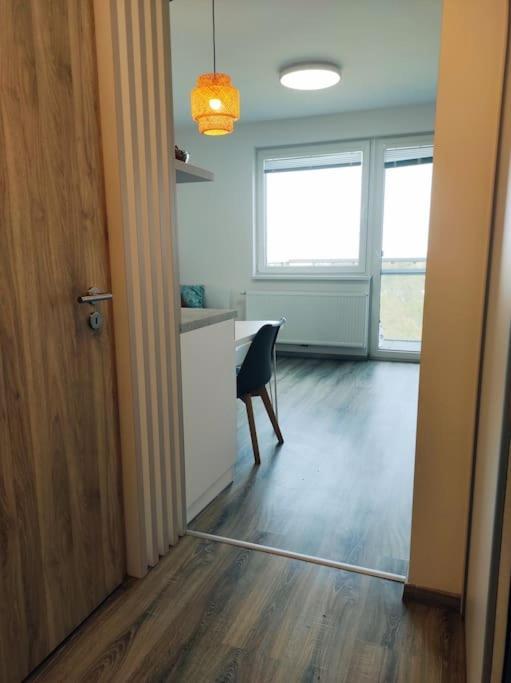 Airport For Two, Free Parking, Airport View Apartment *