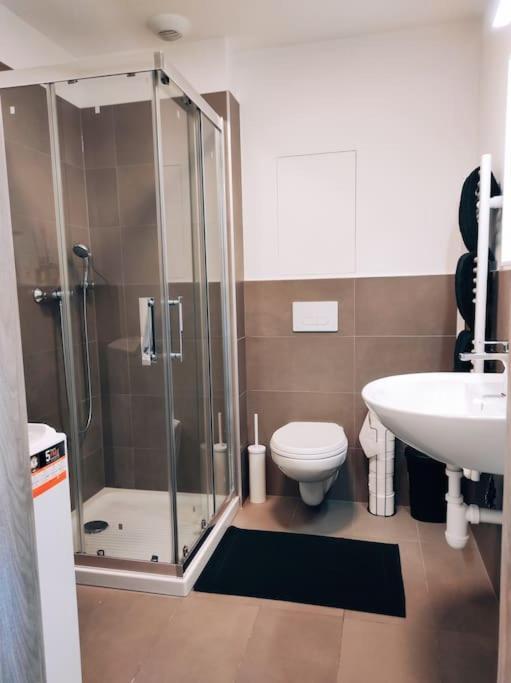 Apartment Airport For Two, Free Parking, Airport View