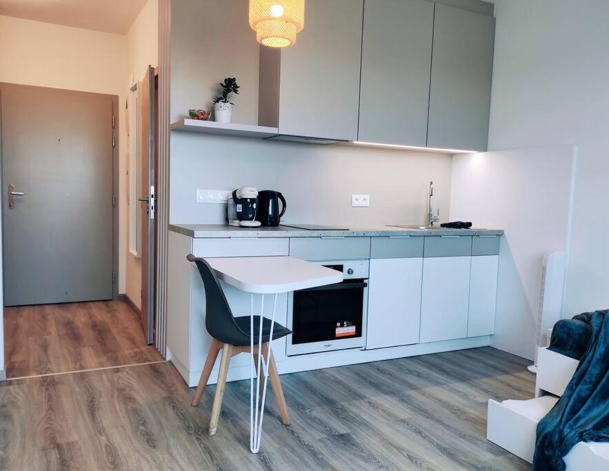Airport For Two, Free Parking, Airport View Apartment *