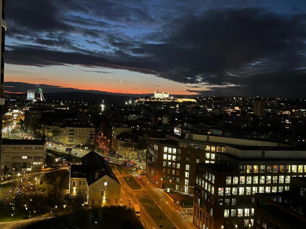 Luxury Flat In Sky Park, Castle View, Free Parking * Bratislava