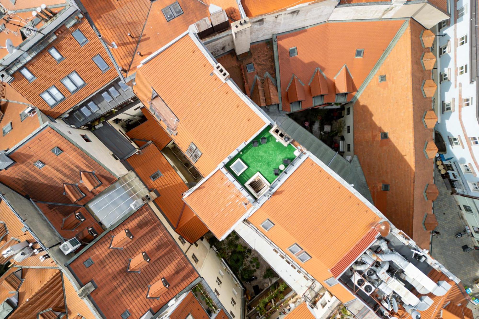 Arya - Spacious Penthouse Duplex With Rooftop Patio In The Main Square Apartment *
