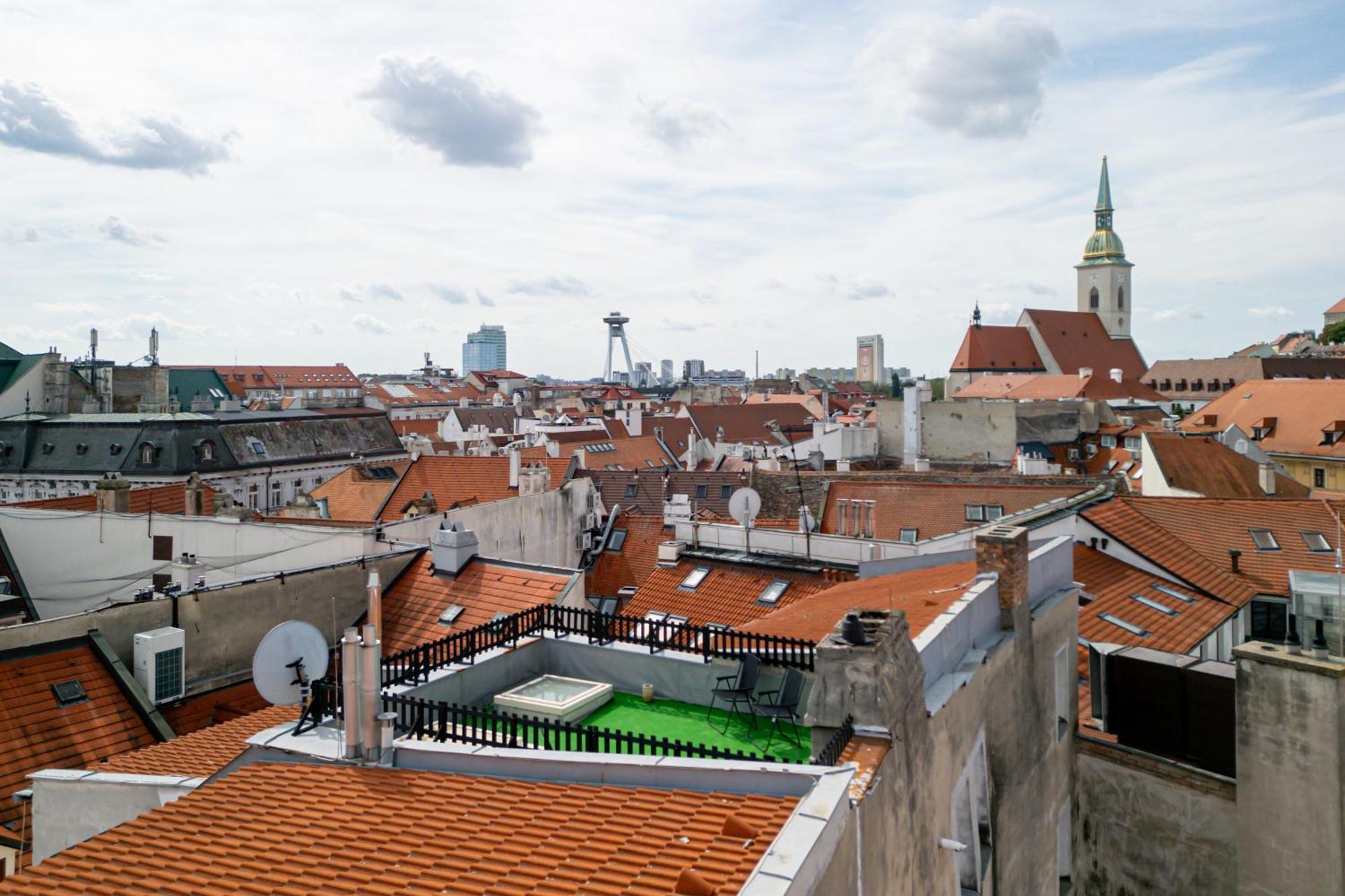 Arya - Spacious Penthouse Duplex With Rooftop Patio In The Main Square Apartment Bratislava