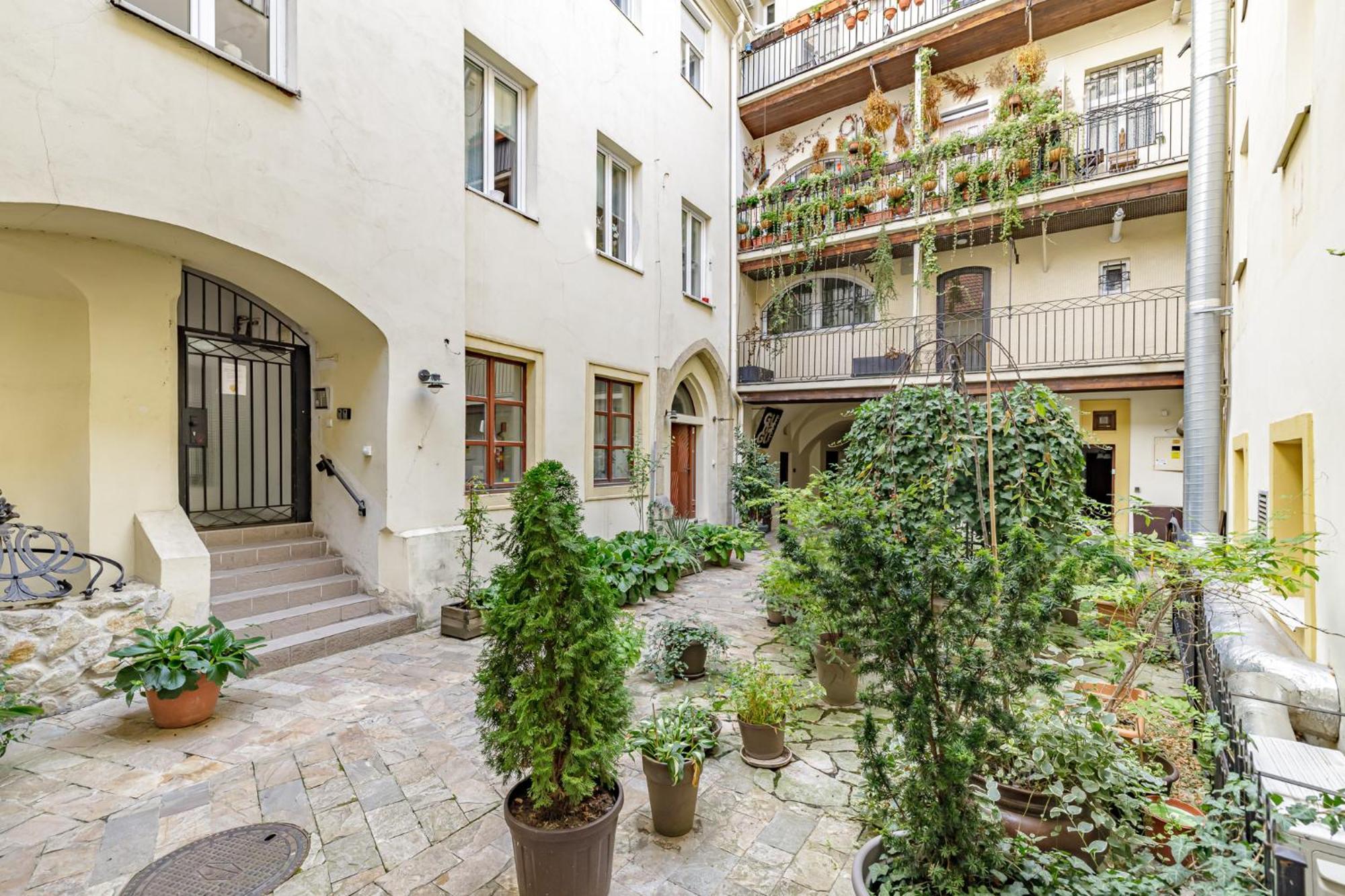 Arya - Spacious Penthouse Duplex With Rooftop Patio In The Main Square * Bratislava