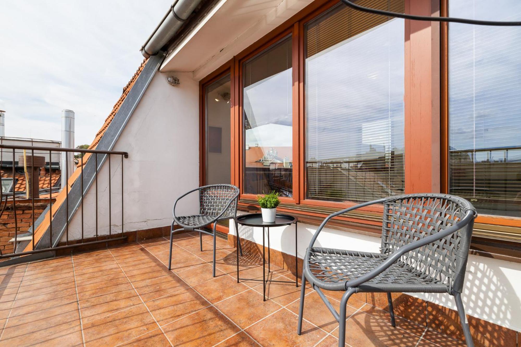 Arya - Spacious Penthouse Duplex With Rooftop Patio In The Main Square *