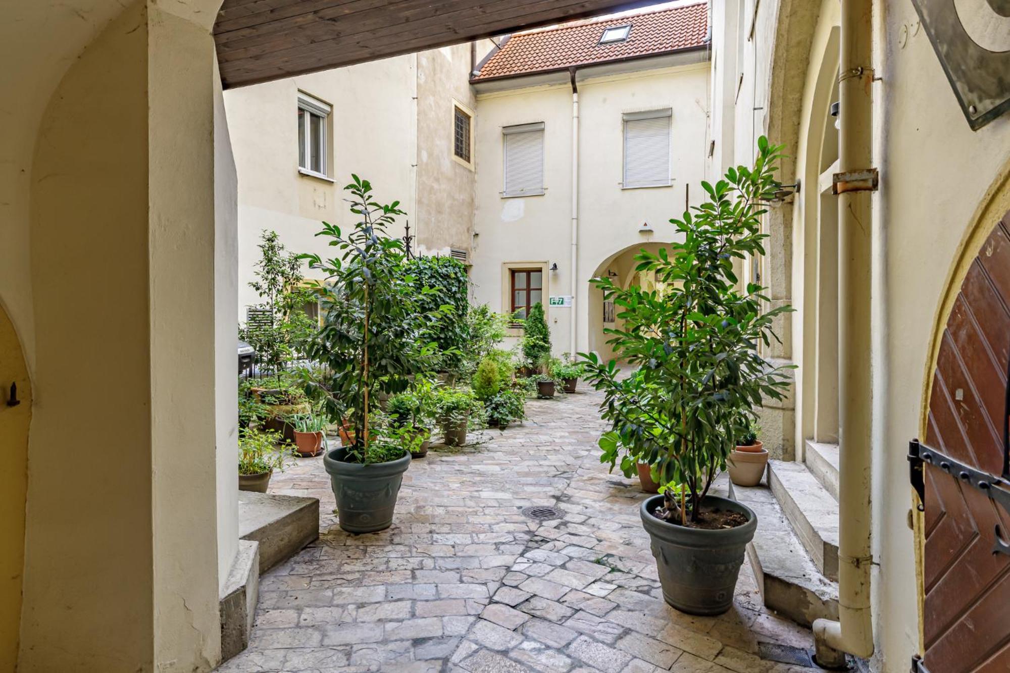 Apartment Arya - Spacious Penthouse Duplex With Rooftop Patio In The Main Square