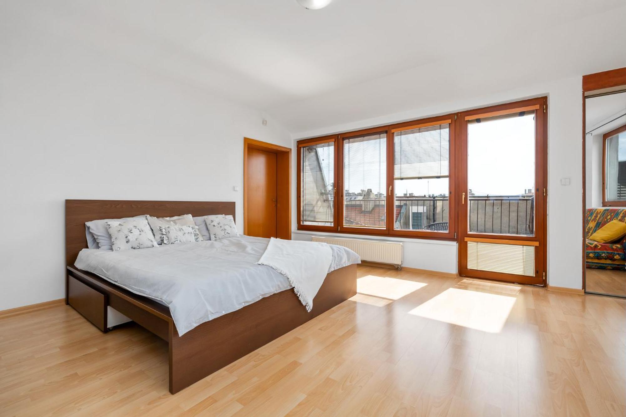Arya - Spacious Penthouse Duplex With Rooftop Patio In The Main Square Apartment *