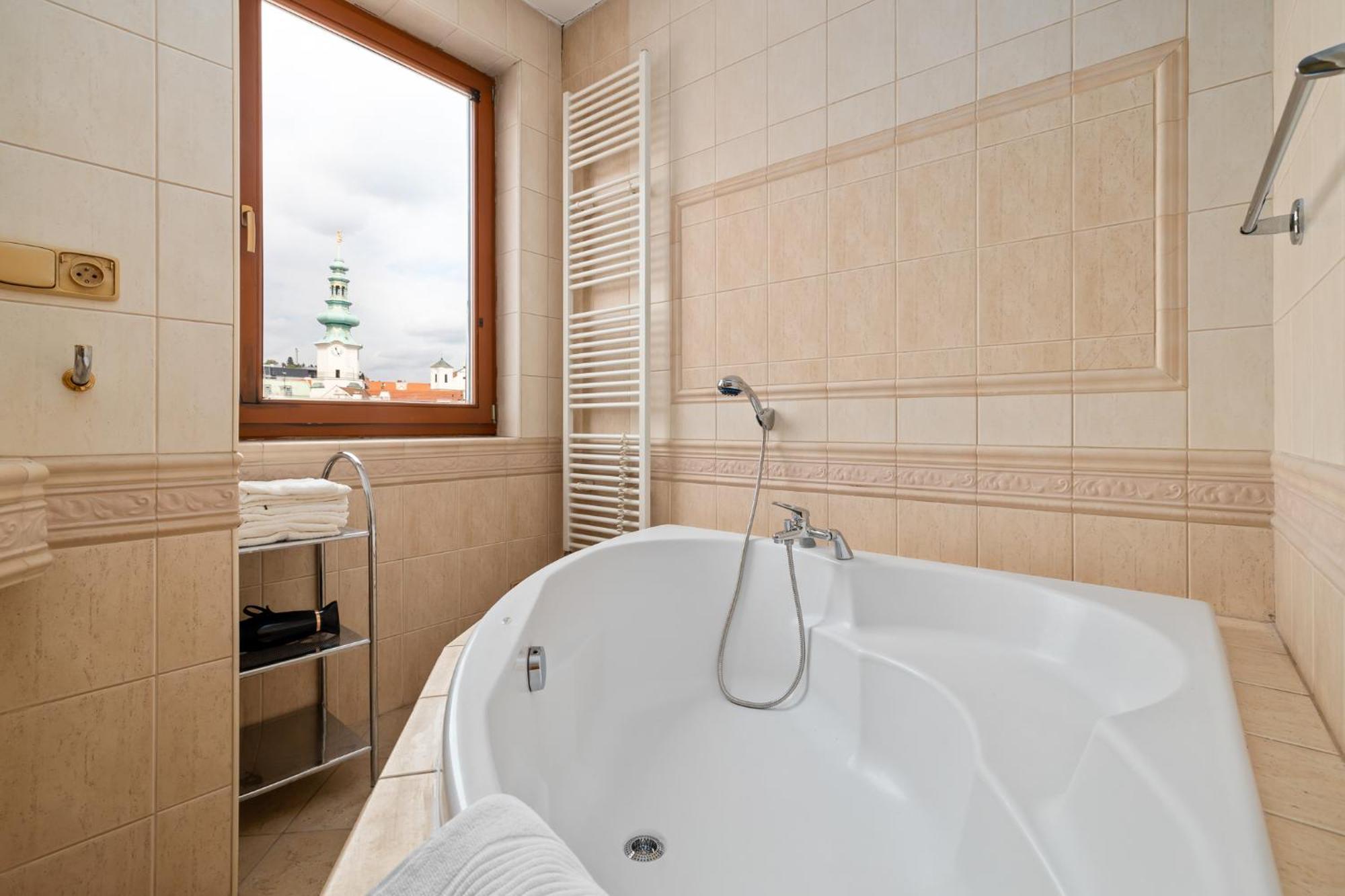 Apartment Arya - Spacious Penthouse Duplex With Rooftop Patio In The Main Square *