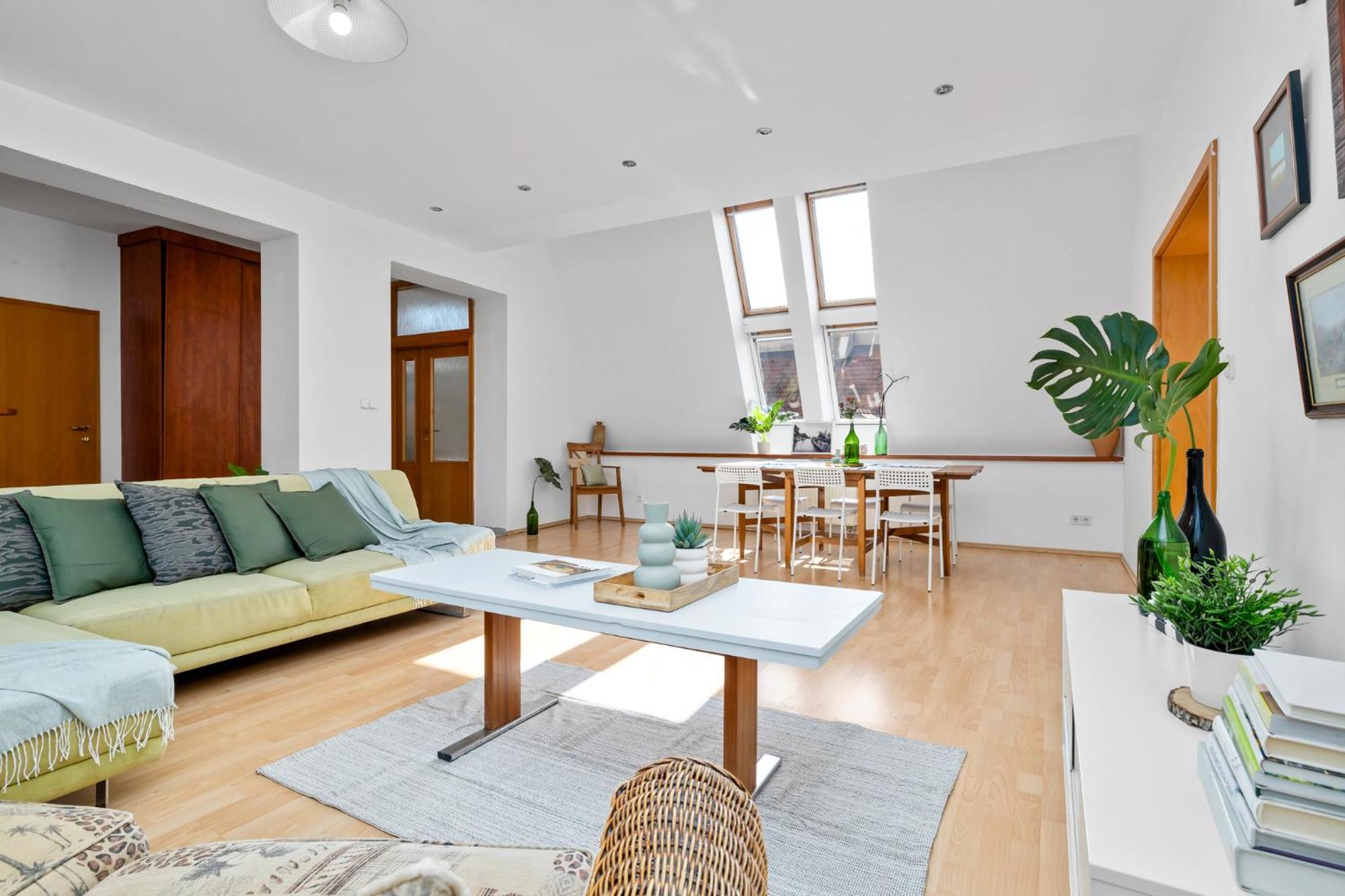 Apartment Prima - Spacious In The Main Square With Large Living *