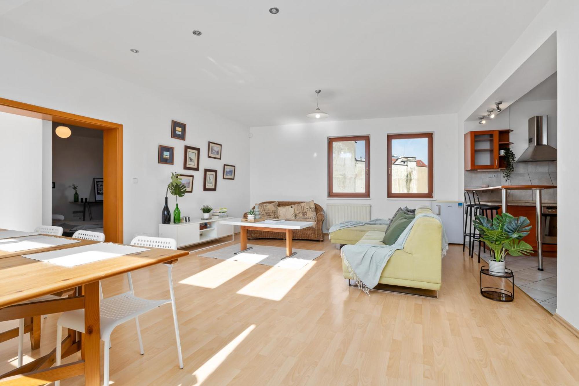 Prima - Spacious In The Main Square With Large Living *