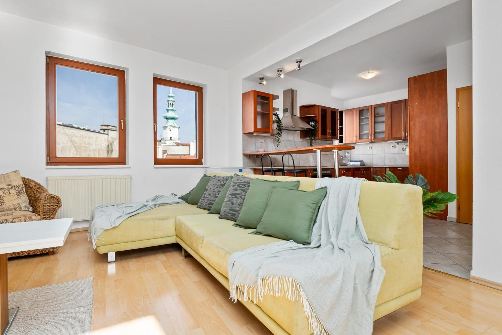 Prima - Spacious In The Main Square With Large Living