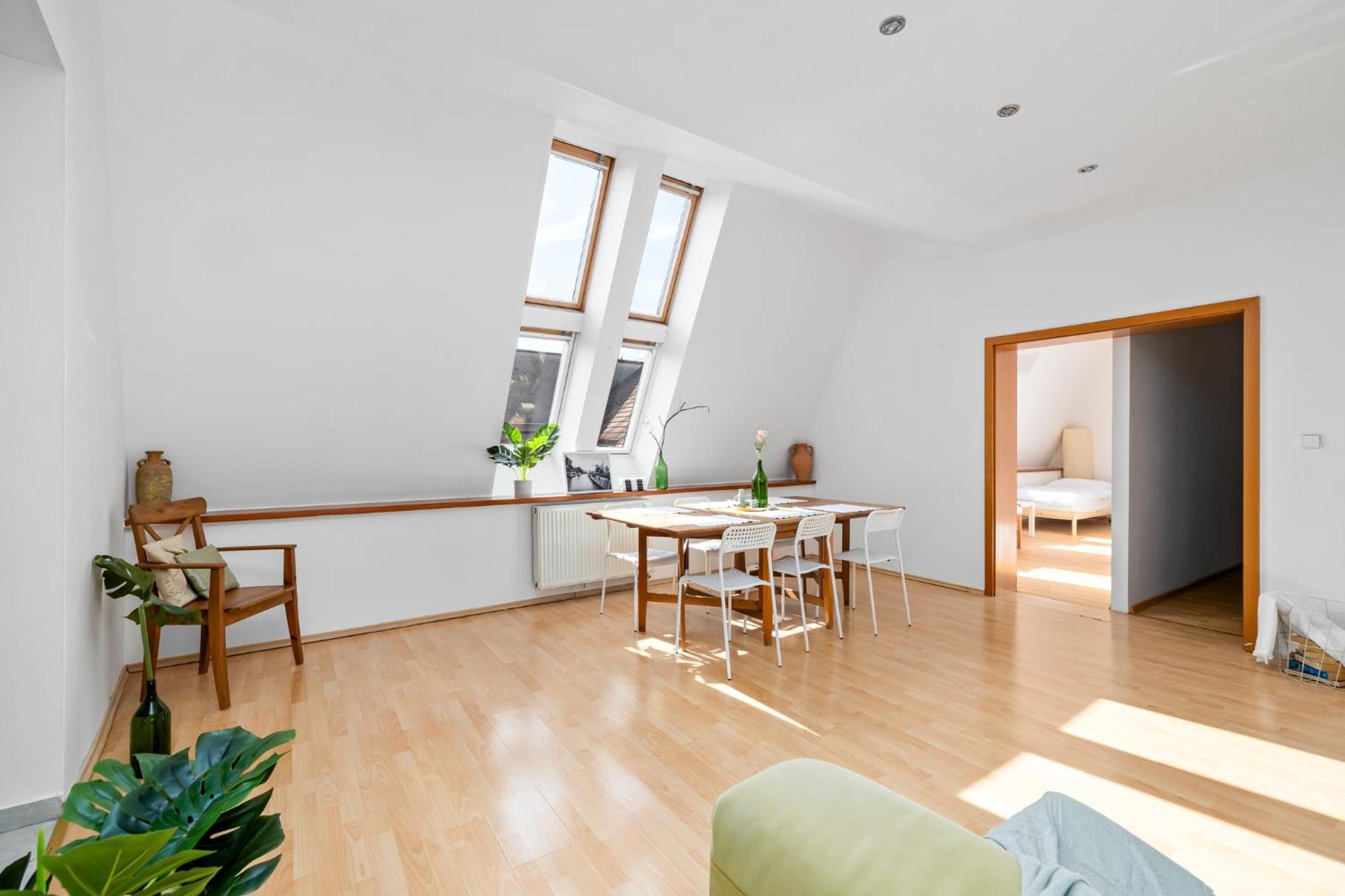 Prima - Spacious In The Main Square With Large Living *