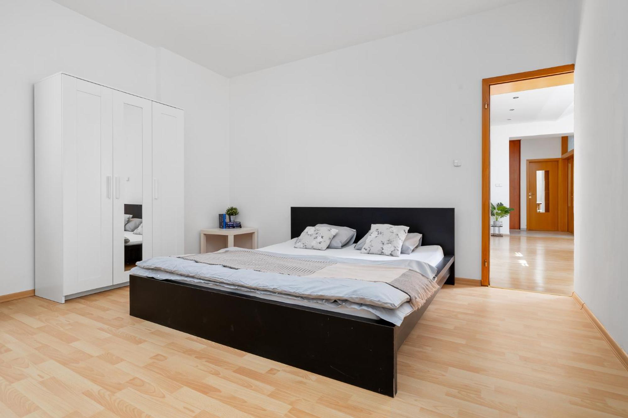 Prima - Spacious In The Main Square With Large Living Apartment *