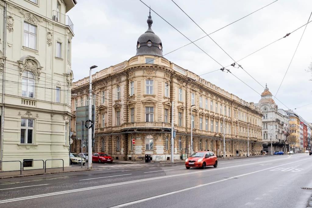 In A Luxury Designer Period In Old Town By Presidential Palace Homestay *